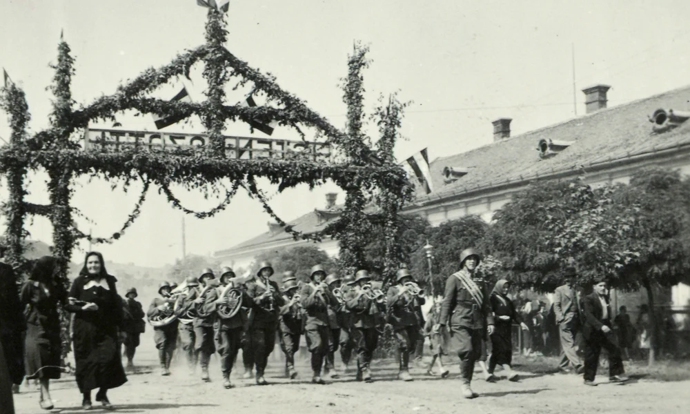 A gyalogezred zenekara Nagykárolyban 1940 szeptemberében