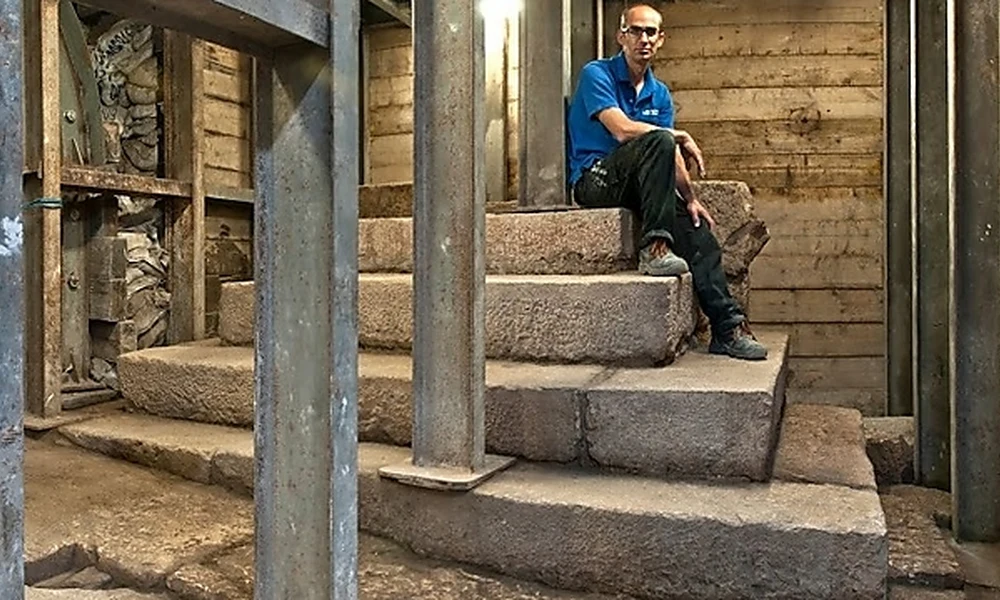 Dr. Joe Uziel, a feltárás egyik vezetője a különös építménnyel