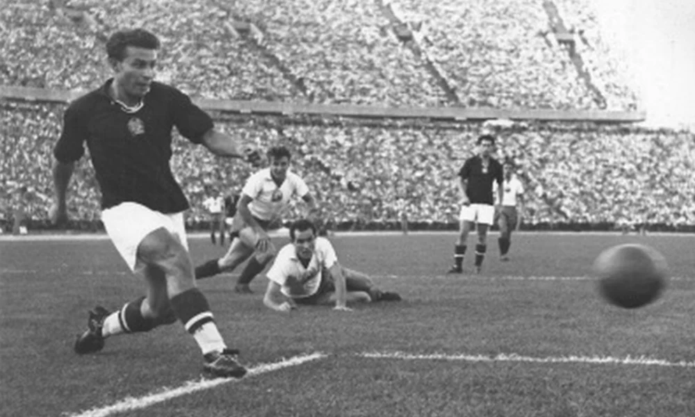 Budai Gyula lő kapura az 1954-es, 5-1-es magyar győzelemmel végződő mérkőzésen