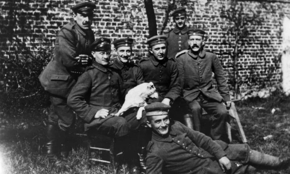 Hitler társai körében