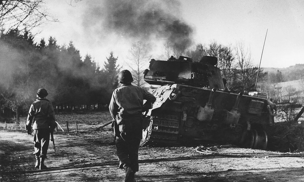 Kilőtt tank és amerikai katonák
