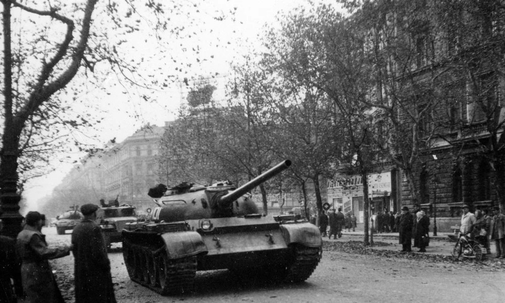 Elvonuló egységek Budapesten. Szovjet T-54 harckocsi hajt az Andrássy úton 1956. október 31-én