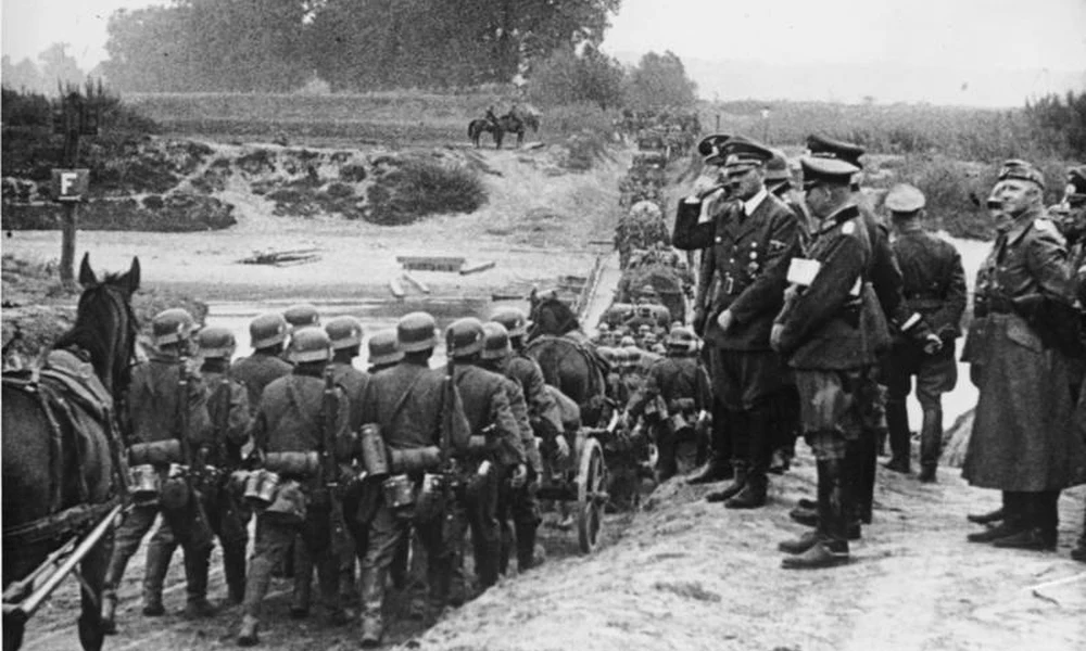 Hitler megszemléli a német egységeket, amint 1939 szeptemberében Lengyelország felé masíroznak