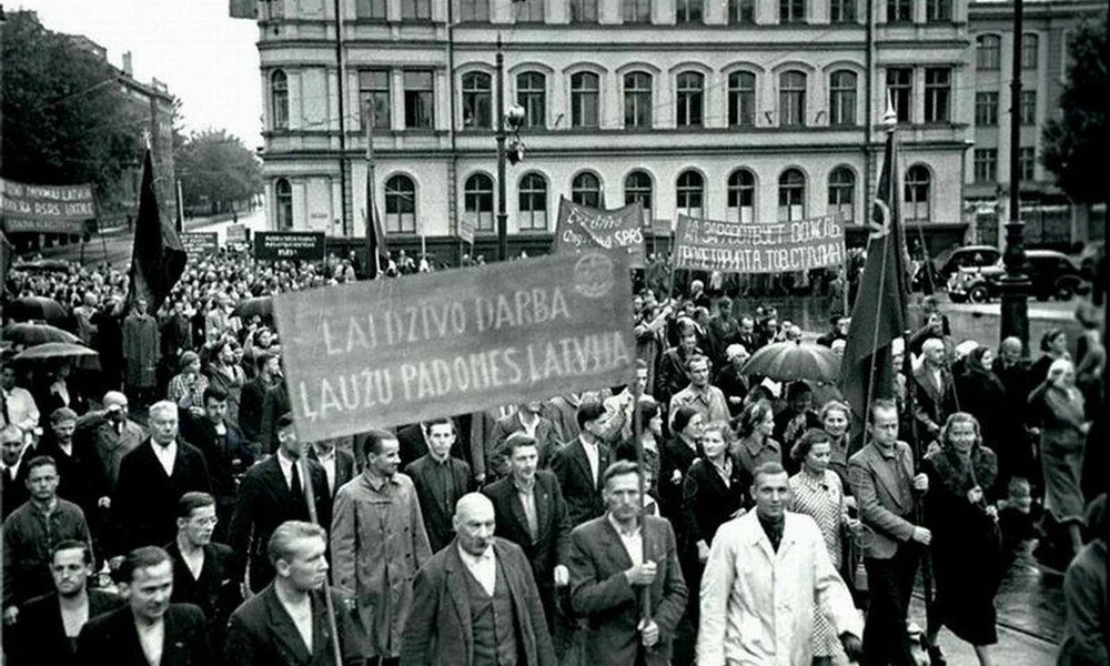 Rigai munkások ünneplik a szovjet megszállást