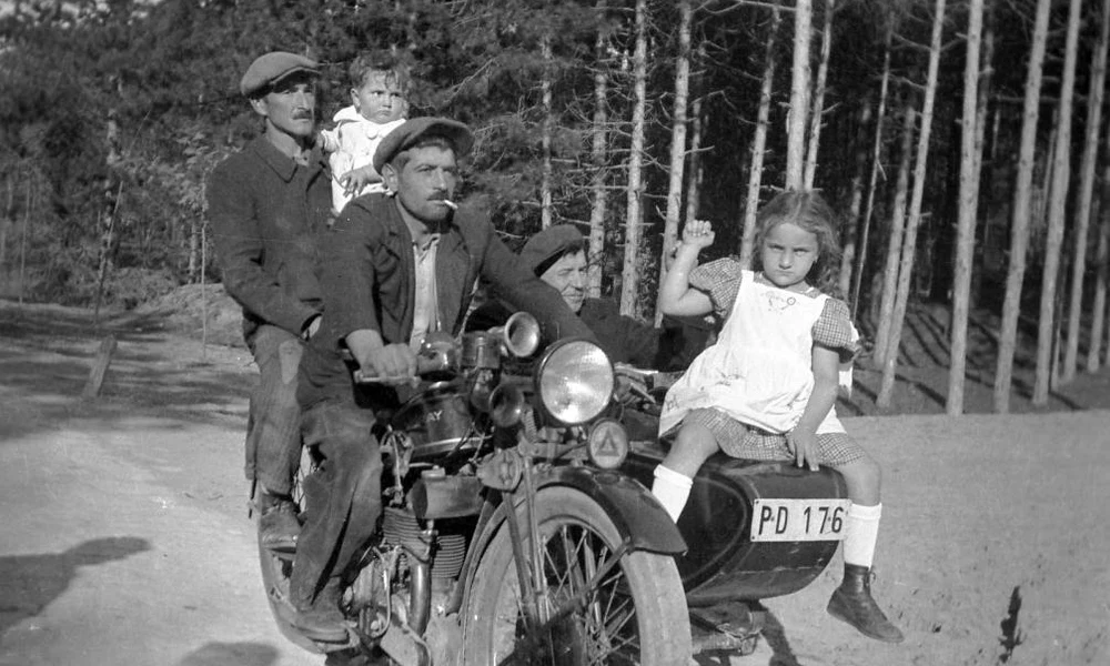 Motorozó család 1937-ben egy Méray típusú oldalkocsis motorkerékpáron