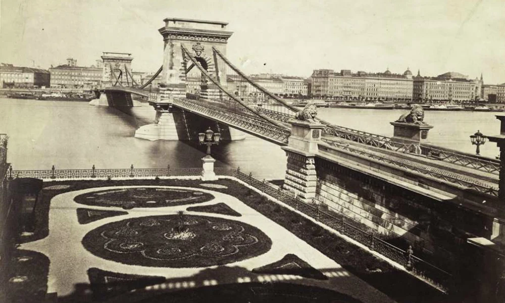 Lánchíd a budai hídfőtől nézve. A felvétel 1873-1880 között készült