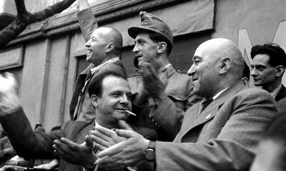 Farkas Mihály és Rákosi Mátyás, a Magyar Kommunista Párt (MKP) főtitkára az MKP kecskeméti nagygyűlésén 1945 augusztusában (MTI)