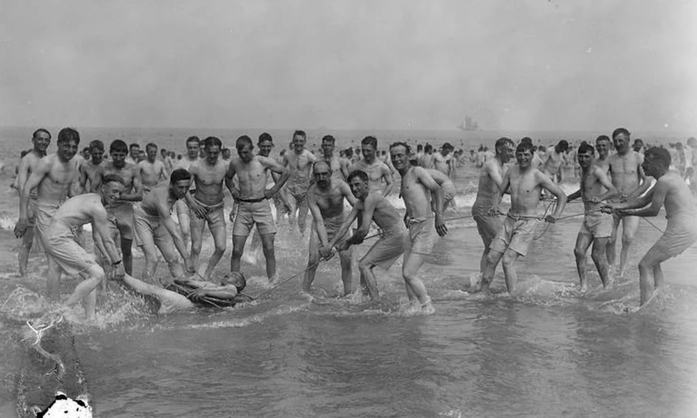 Egy francia kórház lábadozó betegei kiszabadultak a tengerhez 1918 nyarán