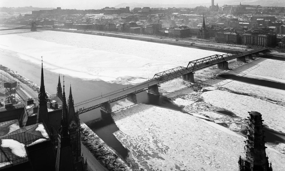 A Kossuth híd 1951 decemberében (MTI)