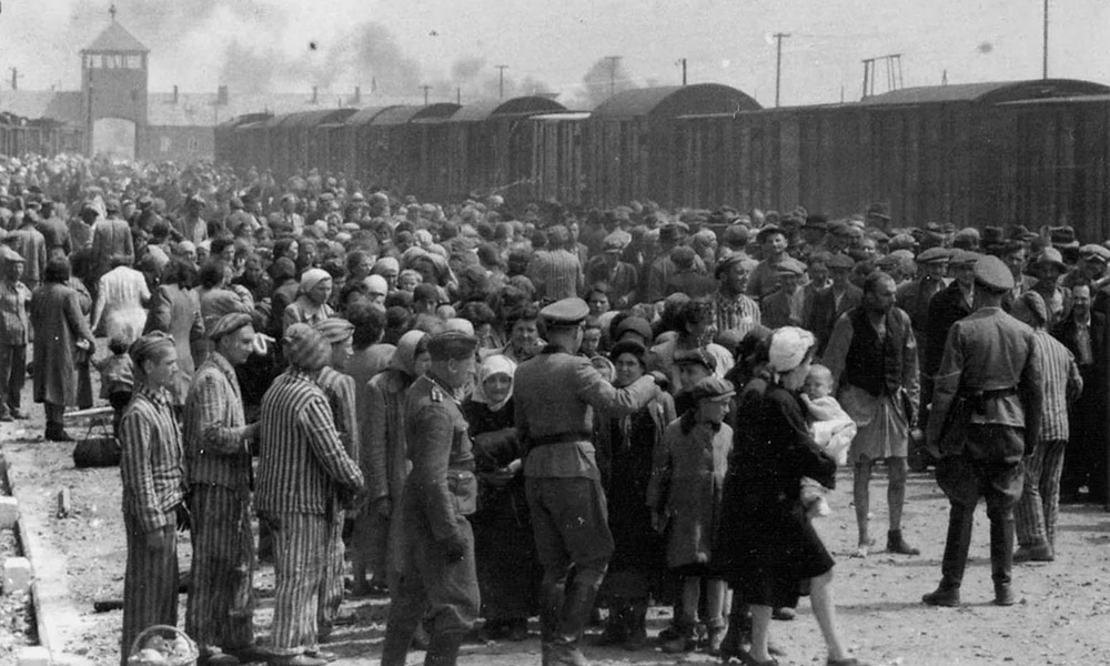 Magyar zsidókat szállító transzport érkezése Auschwitzba
