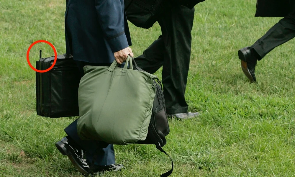 Titokzatos fekete táska az elnök mellett