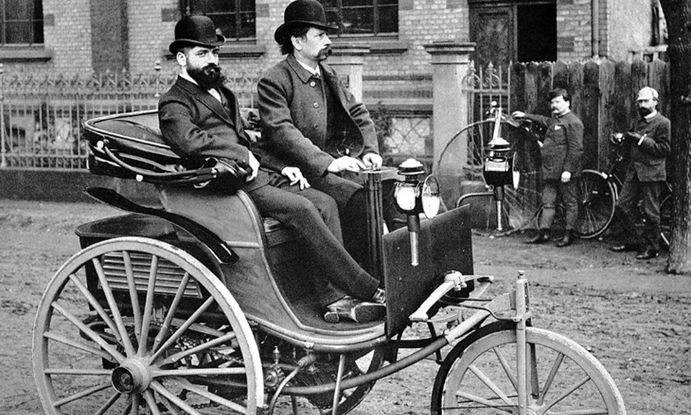 Az 1886-os autó továbbfejlesztett, 1887-es változata (a volánnál Karl Benz)