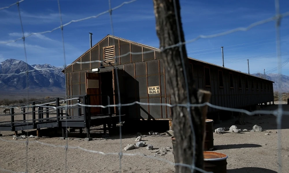 A Manzanar Nemzeti Történelmi Emlékhelyen felállított barakkmásolat