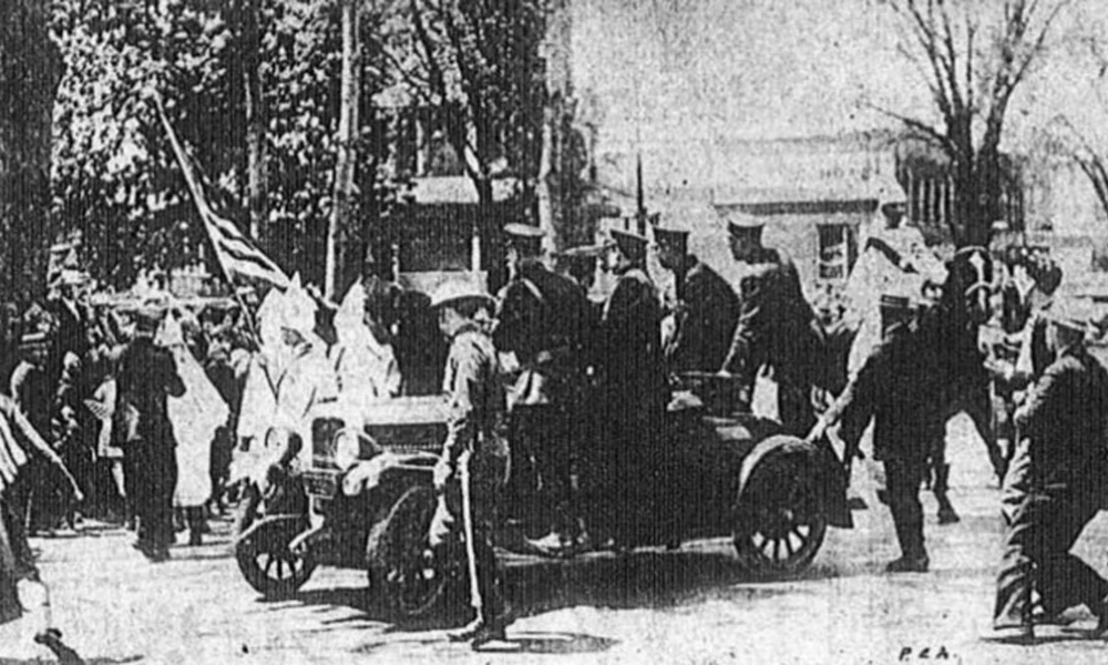 KKK-tagok felvonulása Queensben 1927 májusában