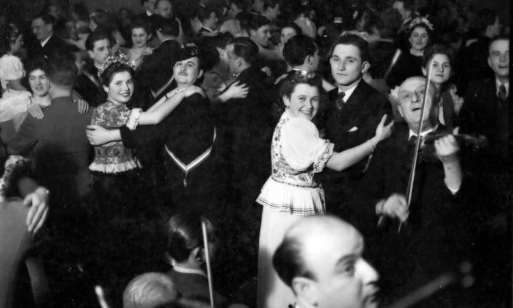 Bál a hajdúnánási moziban (1942)