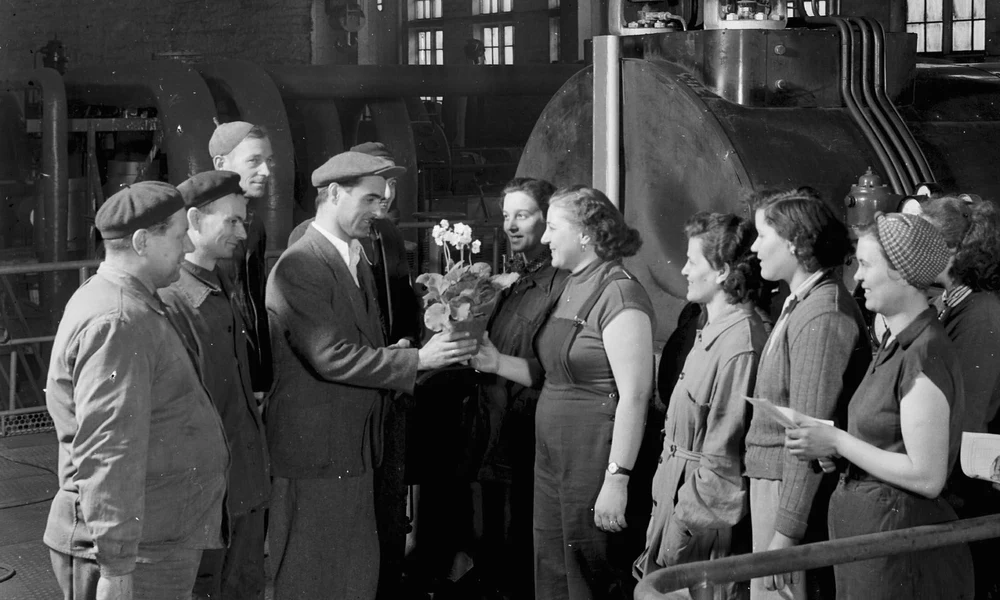 Nemzetközi Nőnap Sztálinvárosban (mai Dunaújváros). A turbinateremben a turbinakezelő nőket üdvözlik Nőnap alkalmából a férfi dolgozók 1956-ban