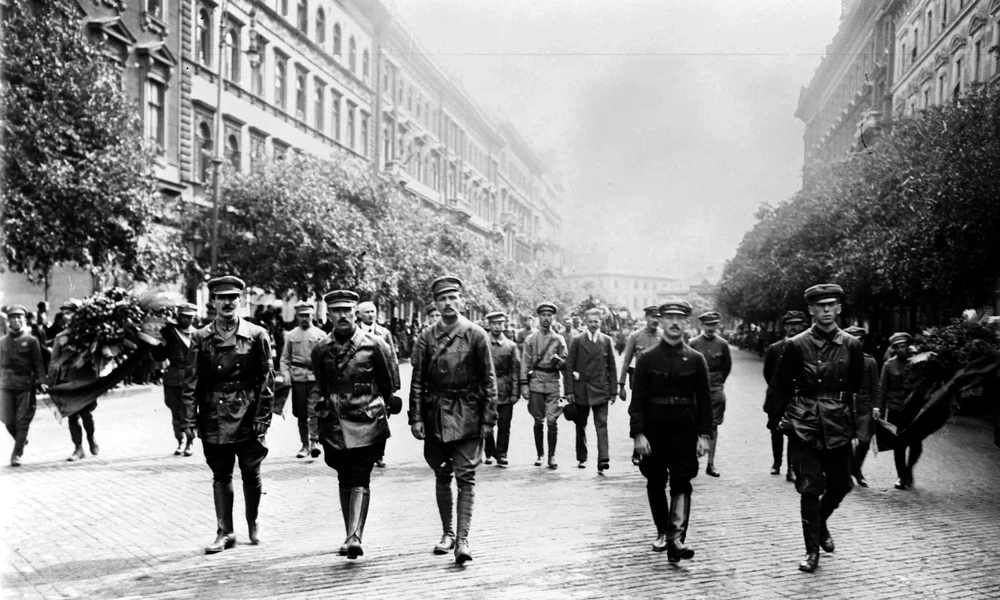 Lenin-fiúk csapata vonul egy temetési menetben Budapesten (MTI) 