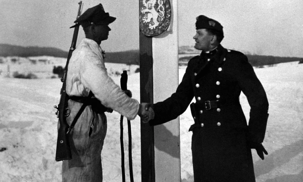 Varsás Miklós őrmester kezet fog egy lengyel katonával, a lengyel-magyar határon (háttérben egy csehszlovák címeres határoszlop) a kárpátaljai bevonuláskor (MTI)