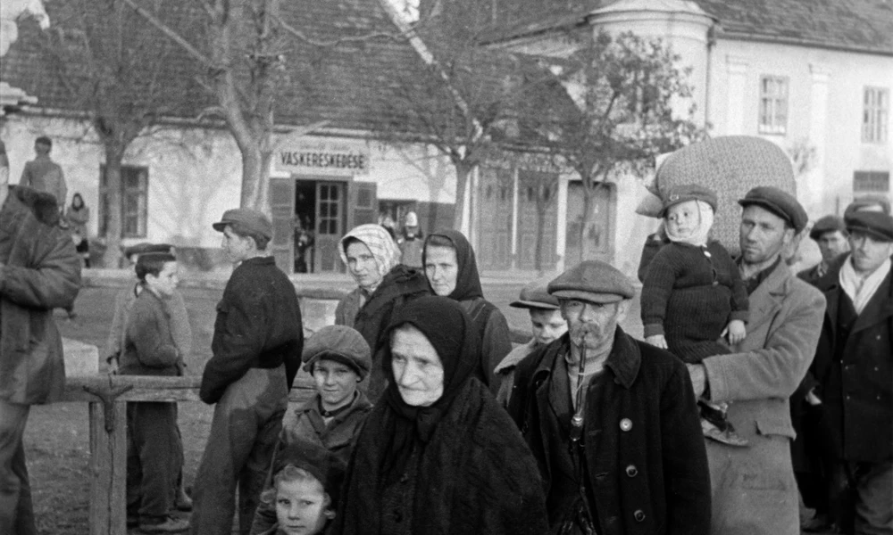 A csehszlovák-magyar lakosságcsere keretében Magyarországra áttelepített felvidéki magyarok egy csoportja Dunacsún községben 1946 novemberében