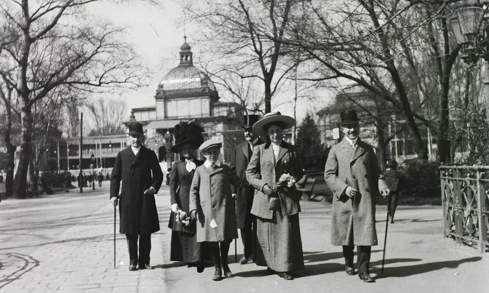 Vajdahunyad sétány a vár előtti hídról nézve, szemben a millenniumi kiállításra készült Székesfővárosi Pavilon (1913)