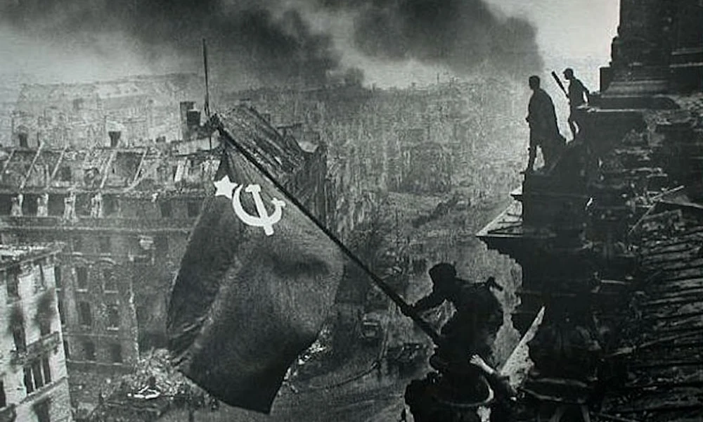 Szovjet katonák tűzik ki a szovjet zászlót a Reichstagra