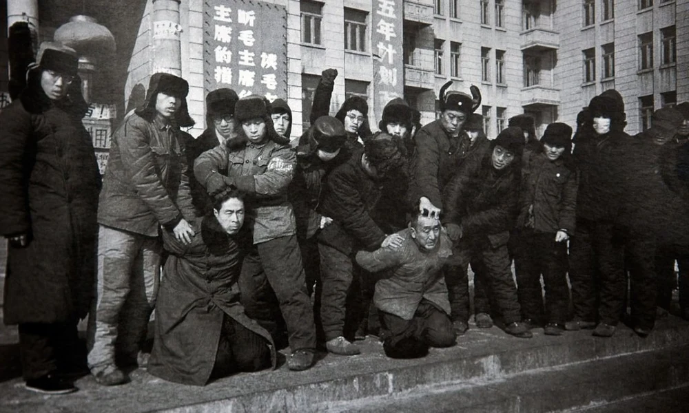 Két, rivális csoporthoz tartozó harbini egyetemista vezér megszégyenítése 1967 januárjában