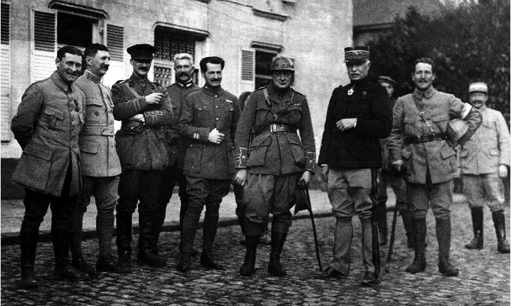 A most először publikált képen Churchill középen látható