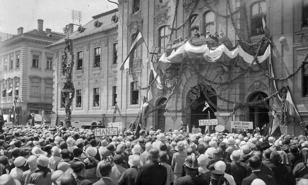 Trianon elleni tüntetés a szegedi városháza előtt