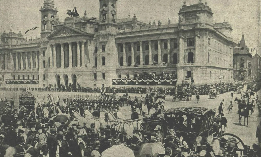 A díszmenet 1896. június 8-án az igazságügyi palota előtt