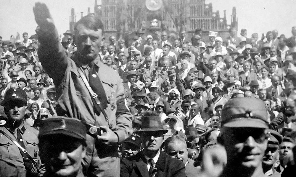 Hitler SA-tagokkal az 1920-as évek végén, Nürnbergben