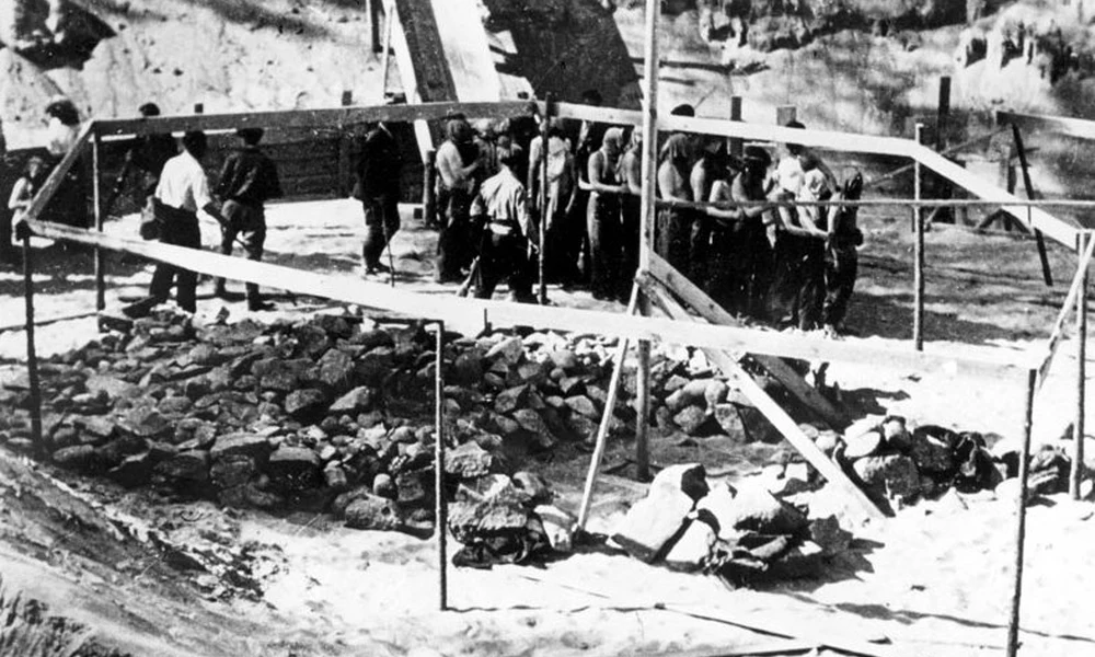Letakart fejű zsidó rabokat visznek kivégzésre 1941-ben, Ponarban