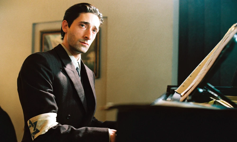 A Wladyslaw Szpilmant játszó Adrien Brody A zongorista című filmben