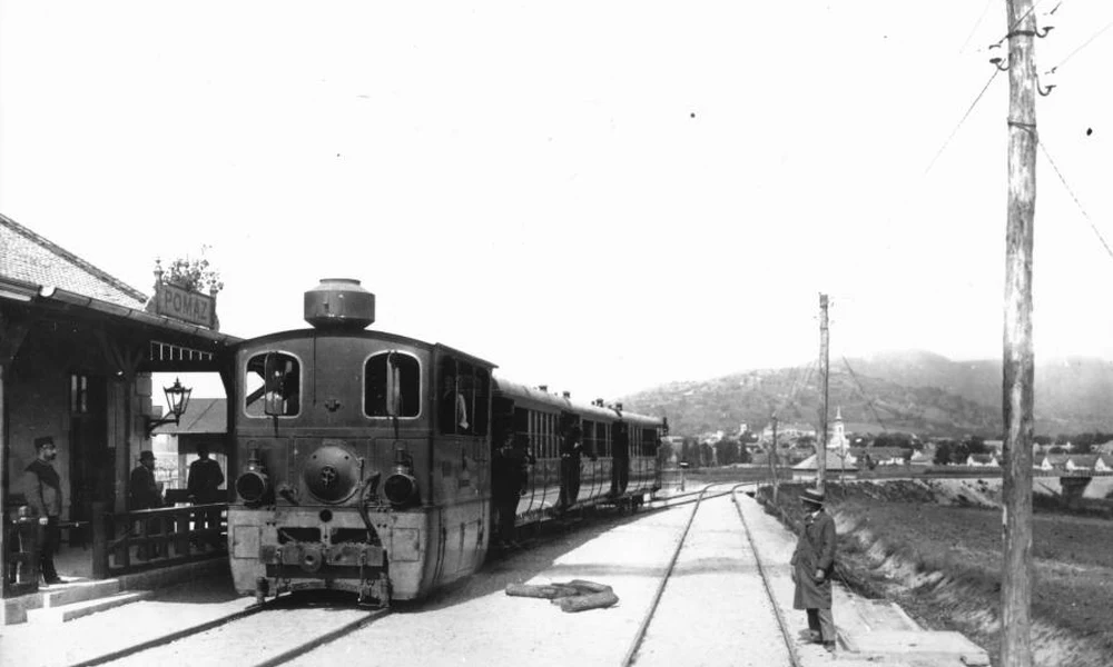 gőzmozdony vontatta HÉV szerelvény az állomáson, a szentendrei vonal megnyitásának idején (Fortepan)