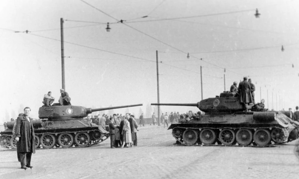 Jelenet a Margit hídon az 1956-os forradalom idején (Fortepan)