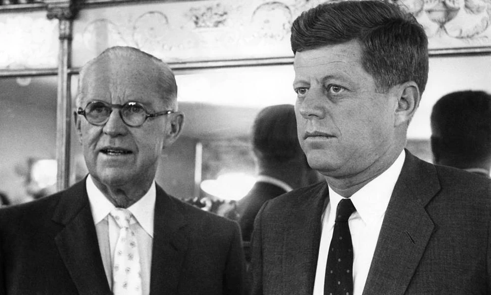 Joseph Patrick Kennedy fiával, John Fitzgeralddal