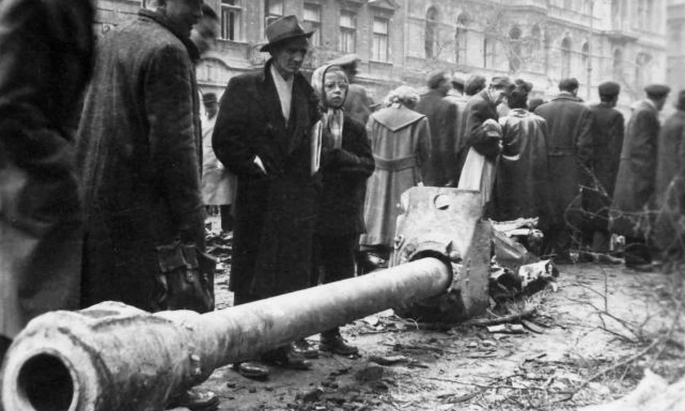 József körút, Práter utcától a Pál utca felé nézve. ISZ-3 harckocsi 122 mm-es ágyújának maradványa