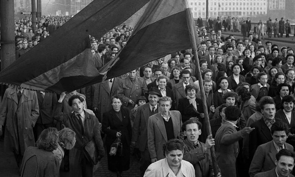 Felvonulók 1956 október 23-án