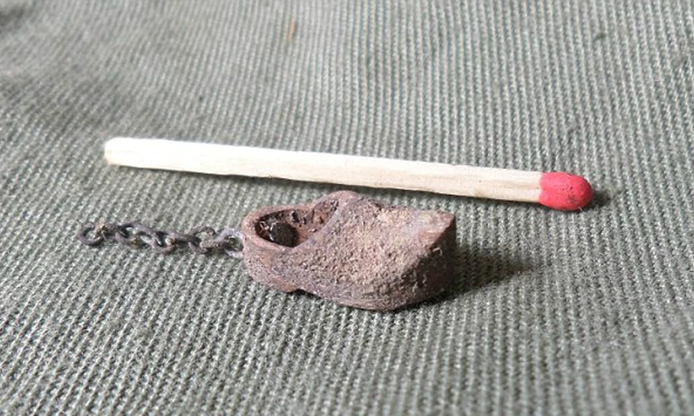 Kicsiny fapapucstalizmánra bukkantak Auschwitzban