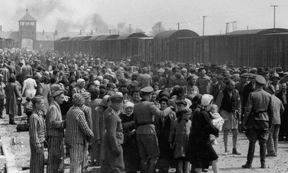 Magyar zsidók érkeznek meg Auschwitzba