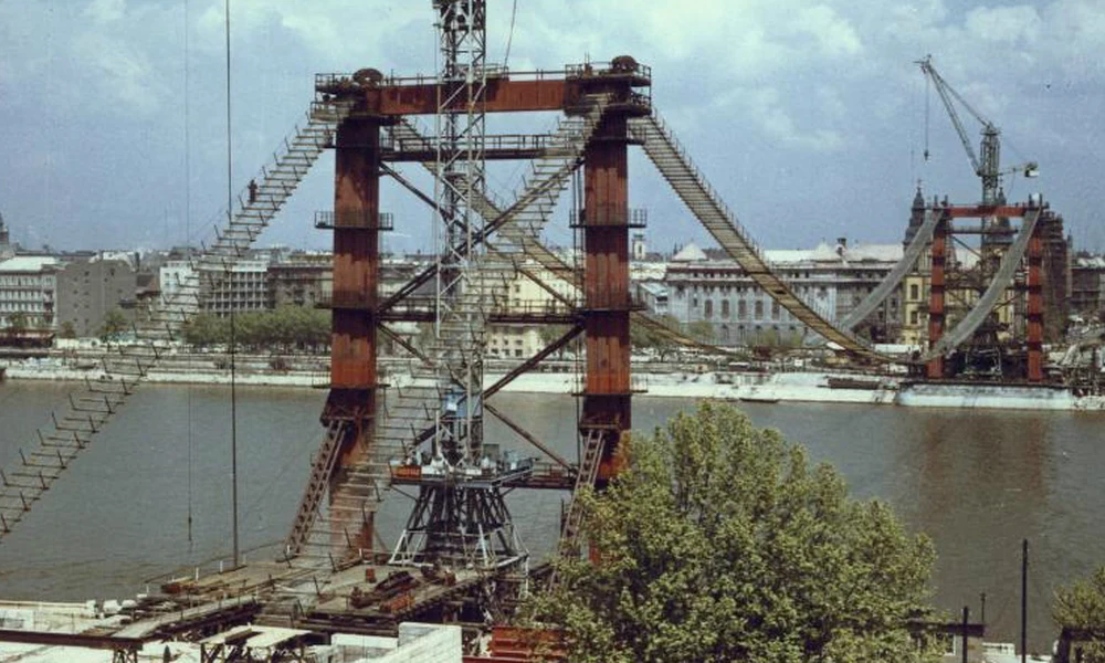 Folyamatban az Erzsébet híd építése (1963)
