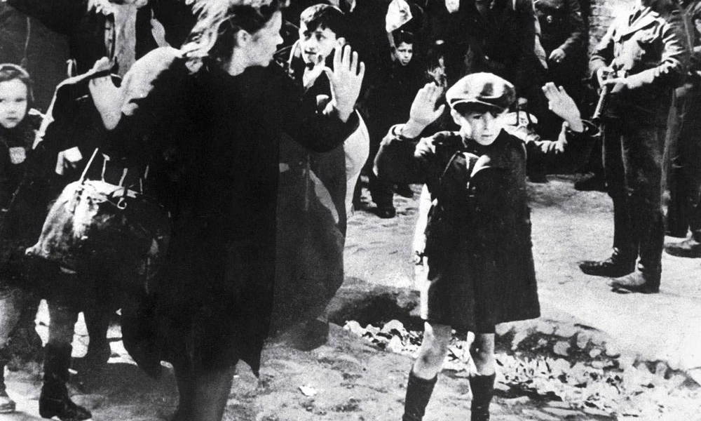 Zsidó kisfiú megadja magát, Varsó, 1943