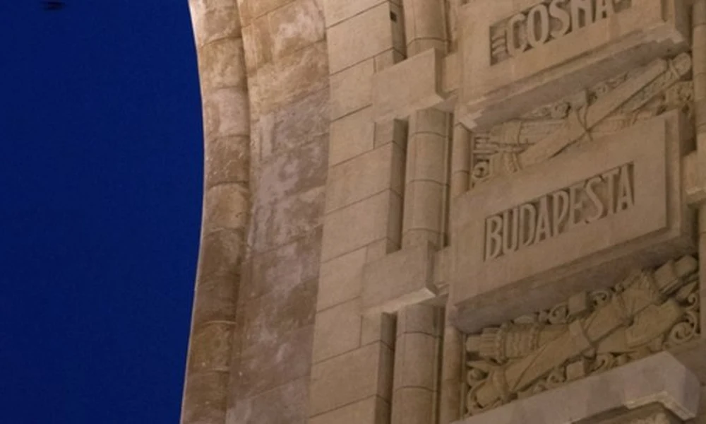 Budapest-felirat a bukaresti diadalíven