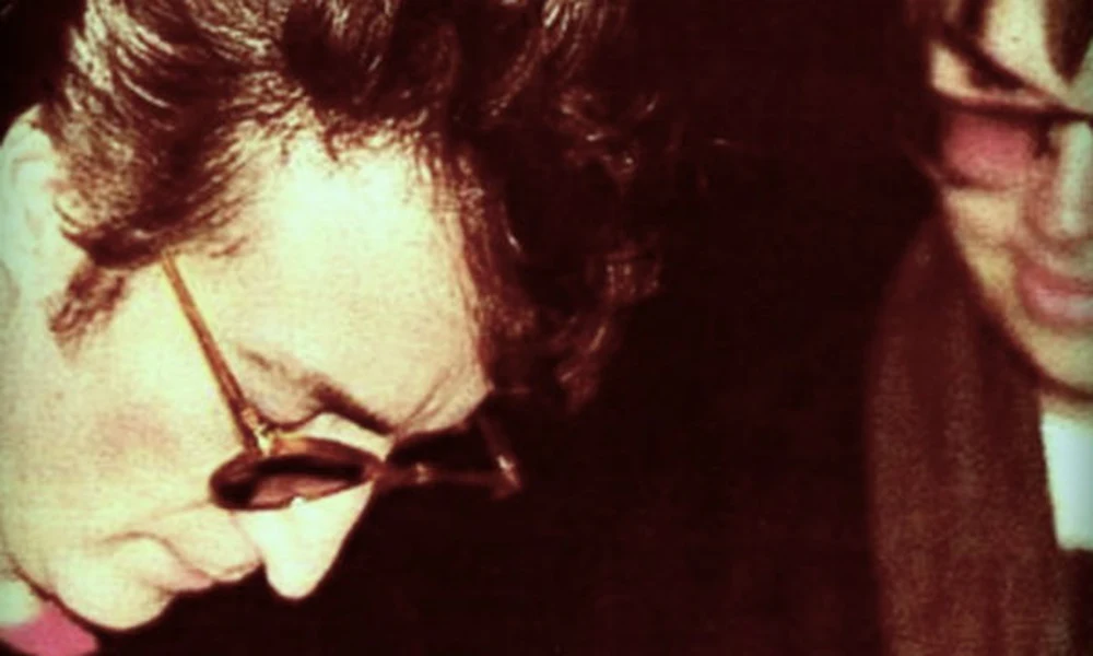 John Lennon és néhány órával későbbi gyilkosa