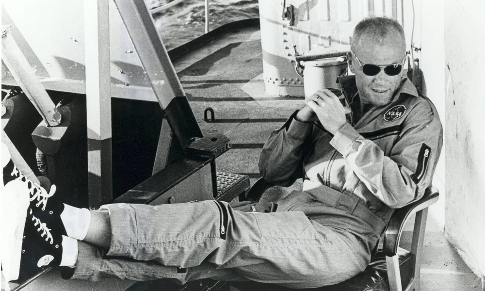 John Glenn, az első amerikai űrhajós, aki megkerülte a Földet