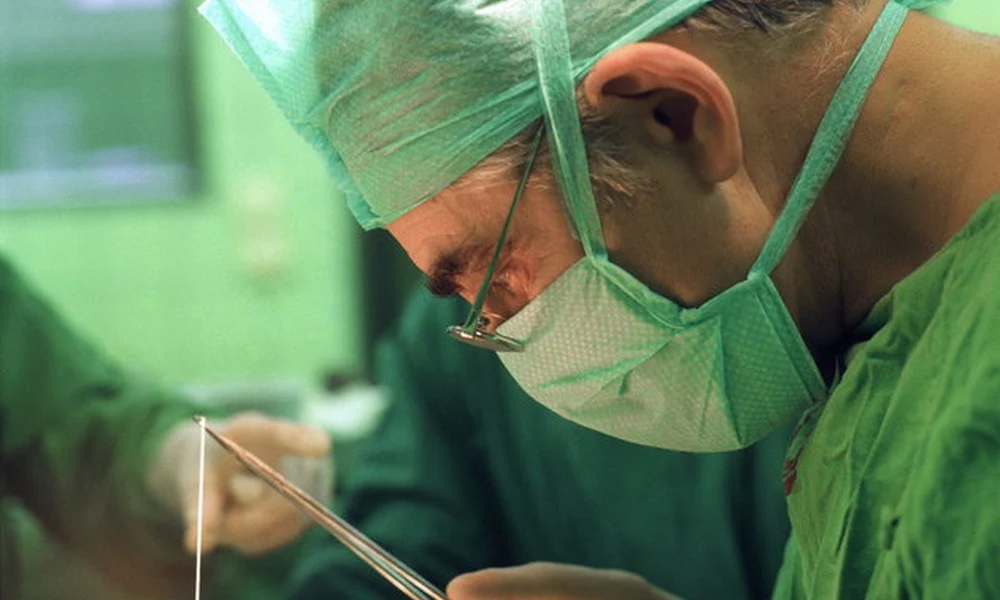 Szabó Zoltán az első magyar szívátültetés műtét közben a Budapesti Semmelweis Orvostudományi Egyetem Szív-és Érsebészeti Klinikáján, ahol január 3-án orvos teamjével a 28 éves Schwarz Sándoron hajtott végre szívátültetést