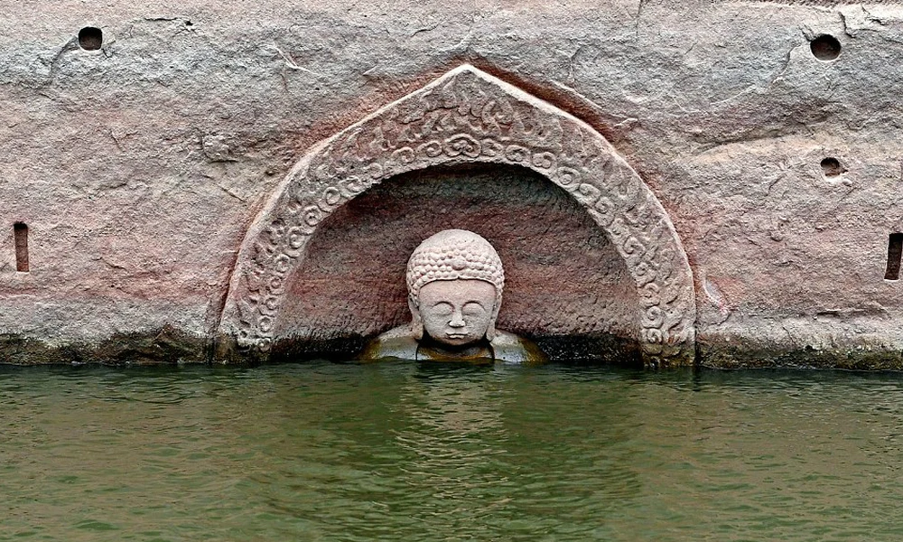A vízből kiemelkedő Buddha-szobor