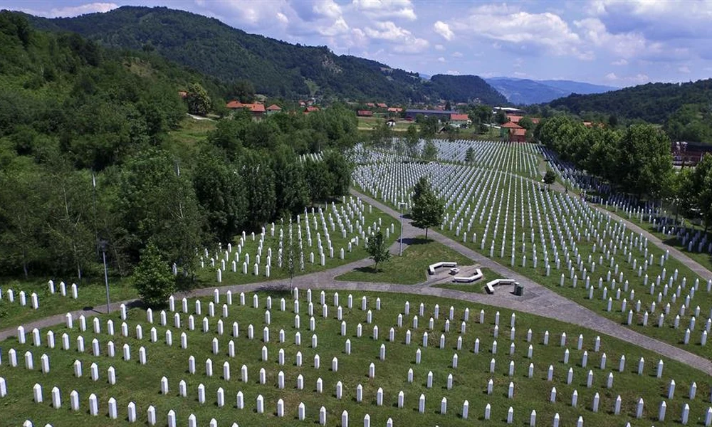 A srebrenicai mészárlás áldozatainak sírjai a Potocari temetőben