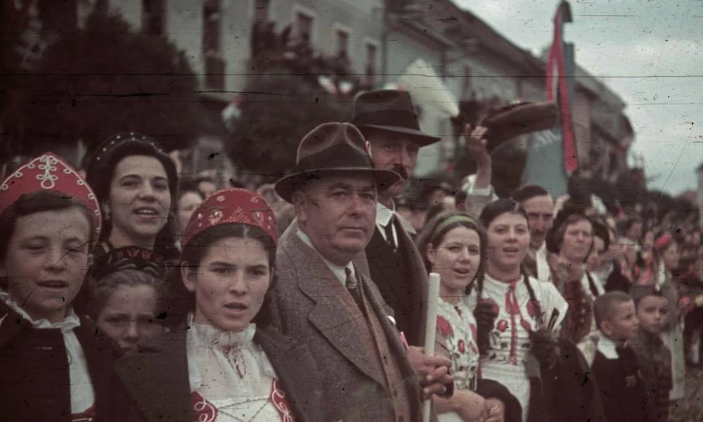 Katonákra várakozó tümeg a magyar csapatok bevonulása idején, 1940. szeptember 13-án Kézdivásárhelyen