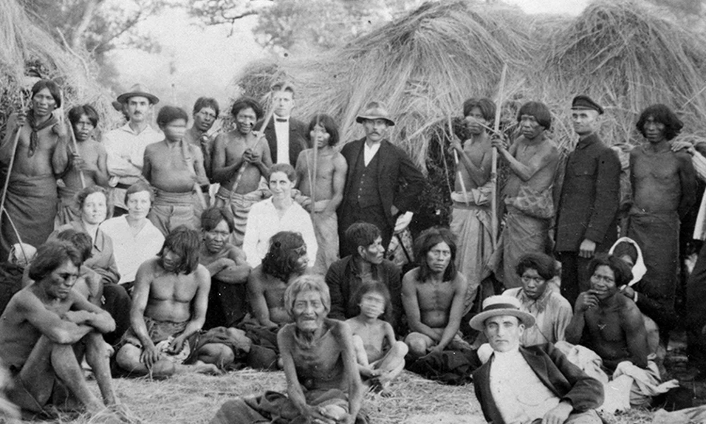 A Szovjetunióból menekült mennoniták paraguayi indiánokkal 1930-ban