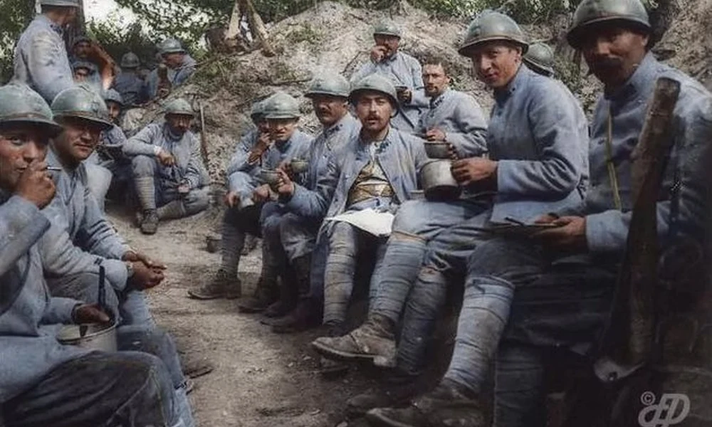 Levest kanalaznak a 204. gyalogezred katonái a lövészárokban Bois des Buttes özelében